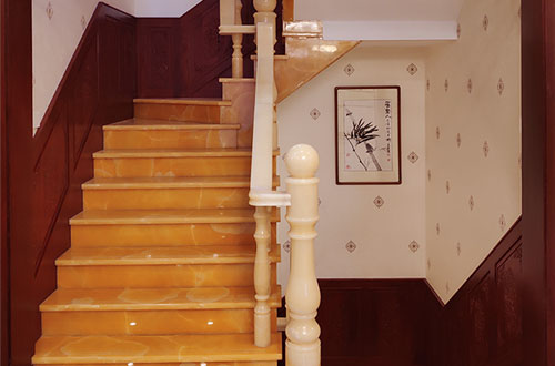 黔西南中式别墅室内汉白玉石楼梯的定制安装装饰效果